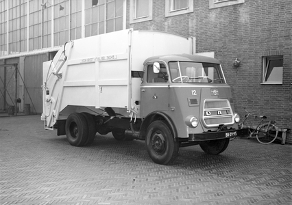 811232 Afbeelding van een Daf vuilnisauto van de Gemeentelijke Reinigingsdienst op het terrein aan de Van Zijstweg te ...